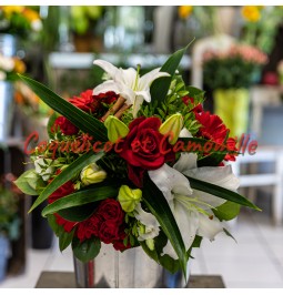 Un magnifique bouquet rond rouge et blanc d'une élégance parfaite.