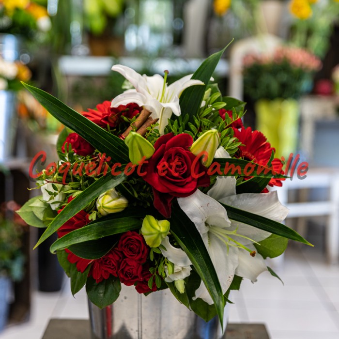 Un magnifique bouquet rond rouge et blanc d'une élégance parfaite.